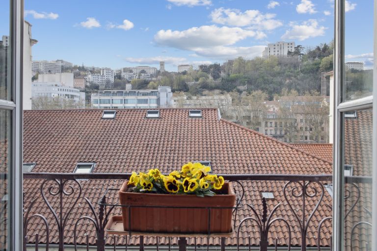 apartment 4 Rooms for sale on LYON (69002)
