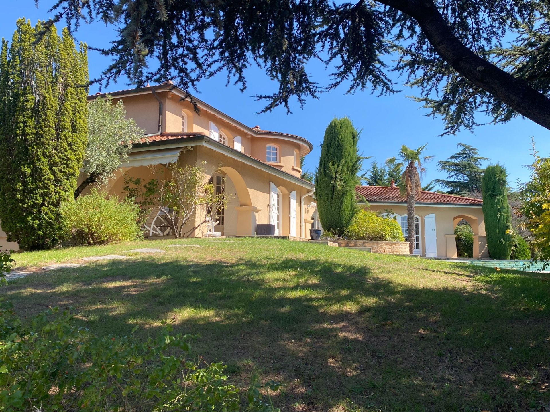 house 8 Rooms for sale on ST PRIEST (69800)