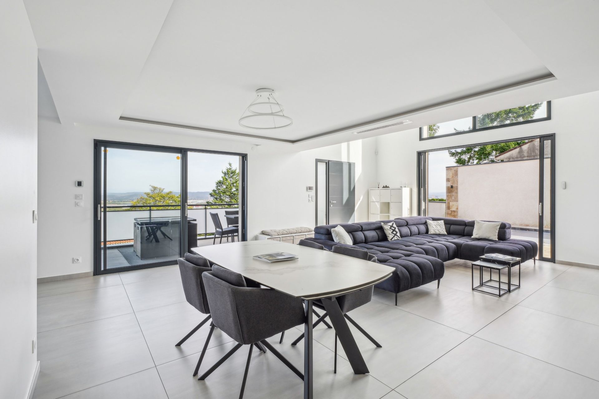 house 7 Rooms for sale on ST LAURENT DE MURE (69720)