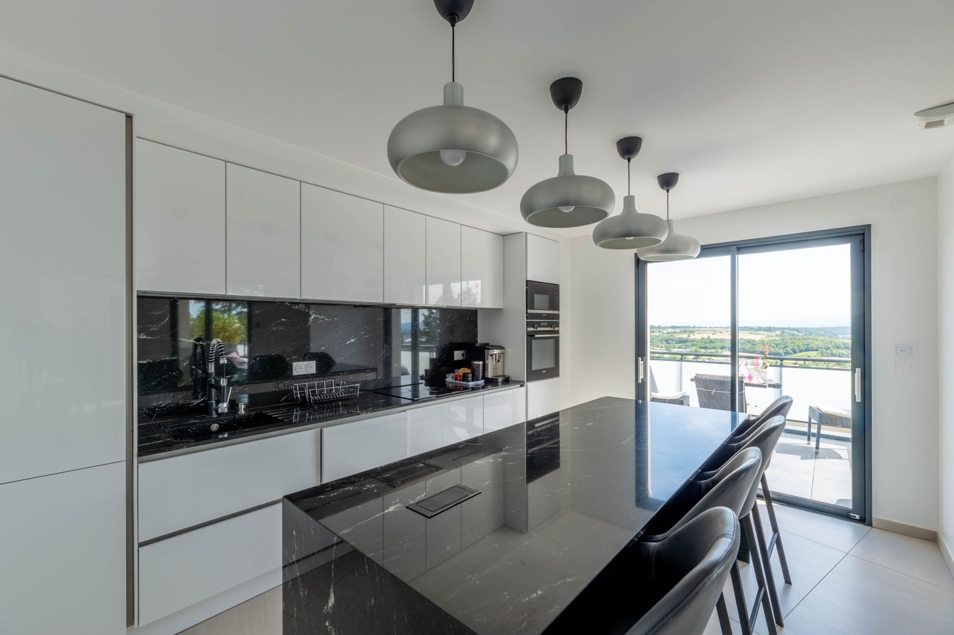 house 7 Rooms for sale on ST LAURENT DE MURE (69720)