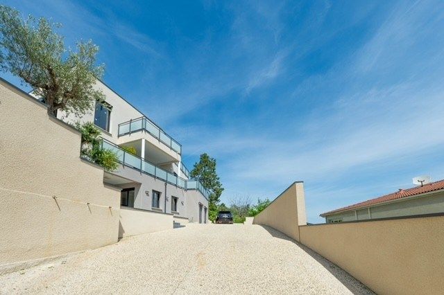 house 7 Rooms for sale on ST LAURENT DE MURE (69720)