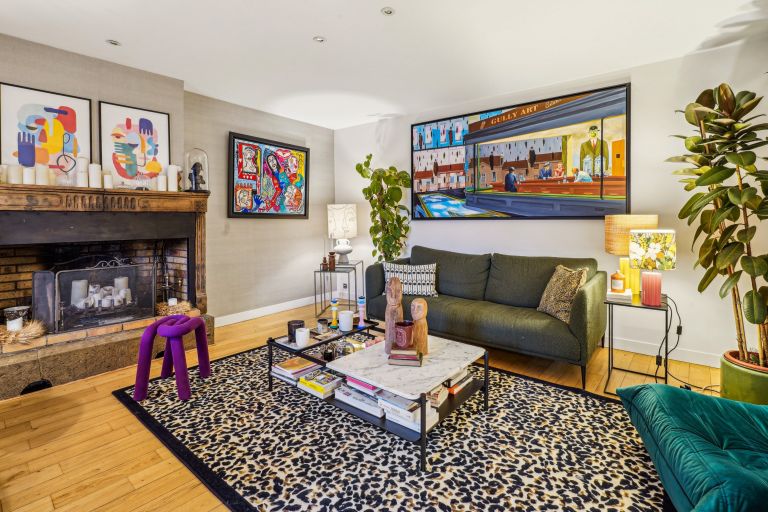 house 6 Rooms for sale on ST CYR AU MONT D OR (69450)