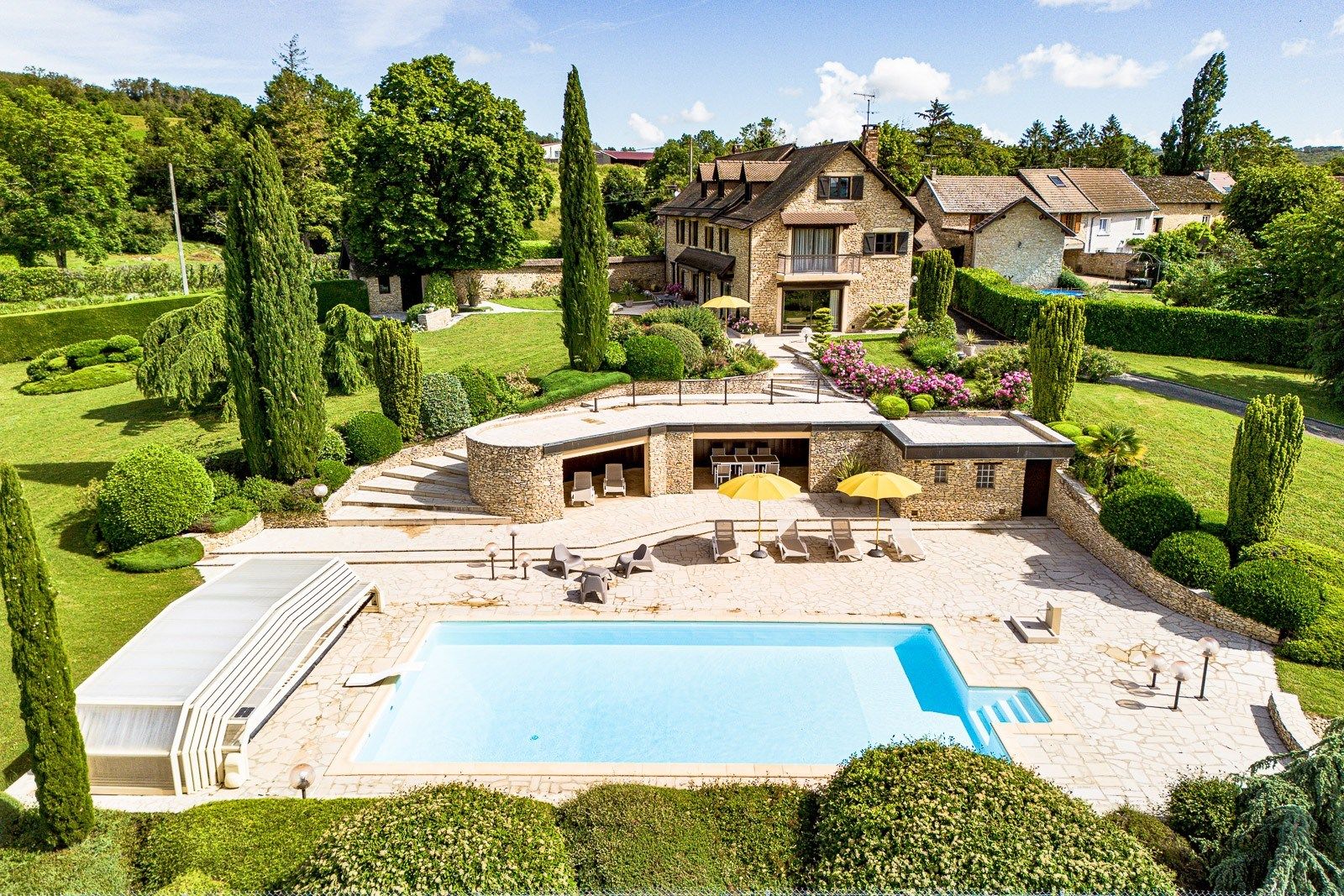 house 9 Rooms for sale on LA VERPILLIERE (38290)