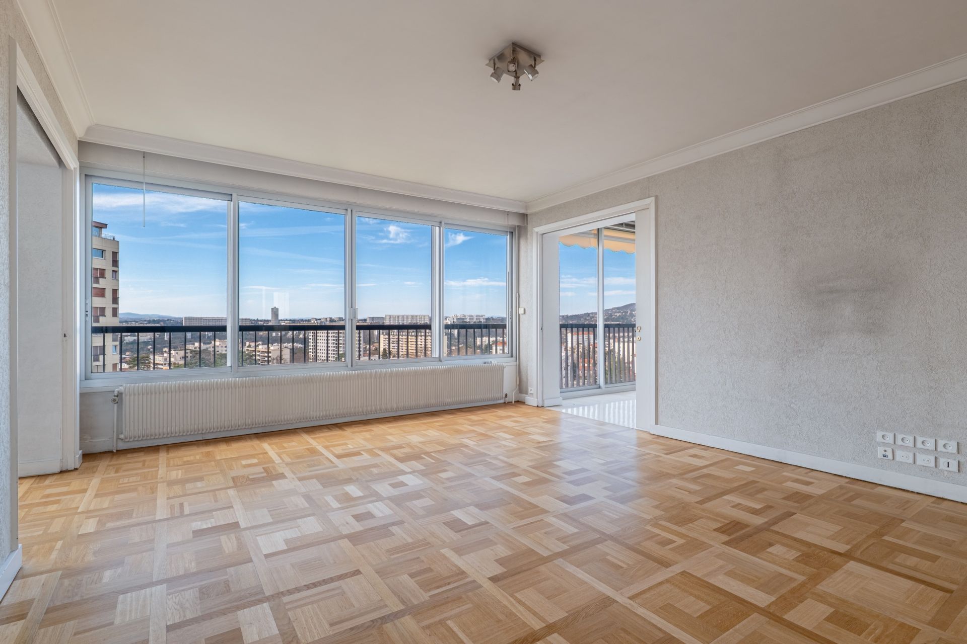 apartment 5 Rooms for sale on LYON (69004)