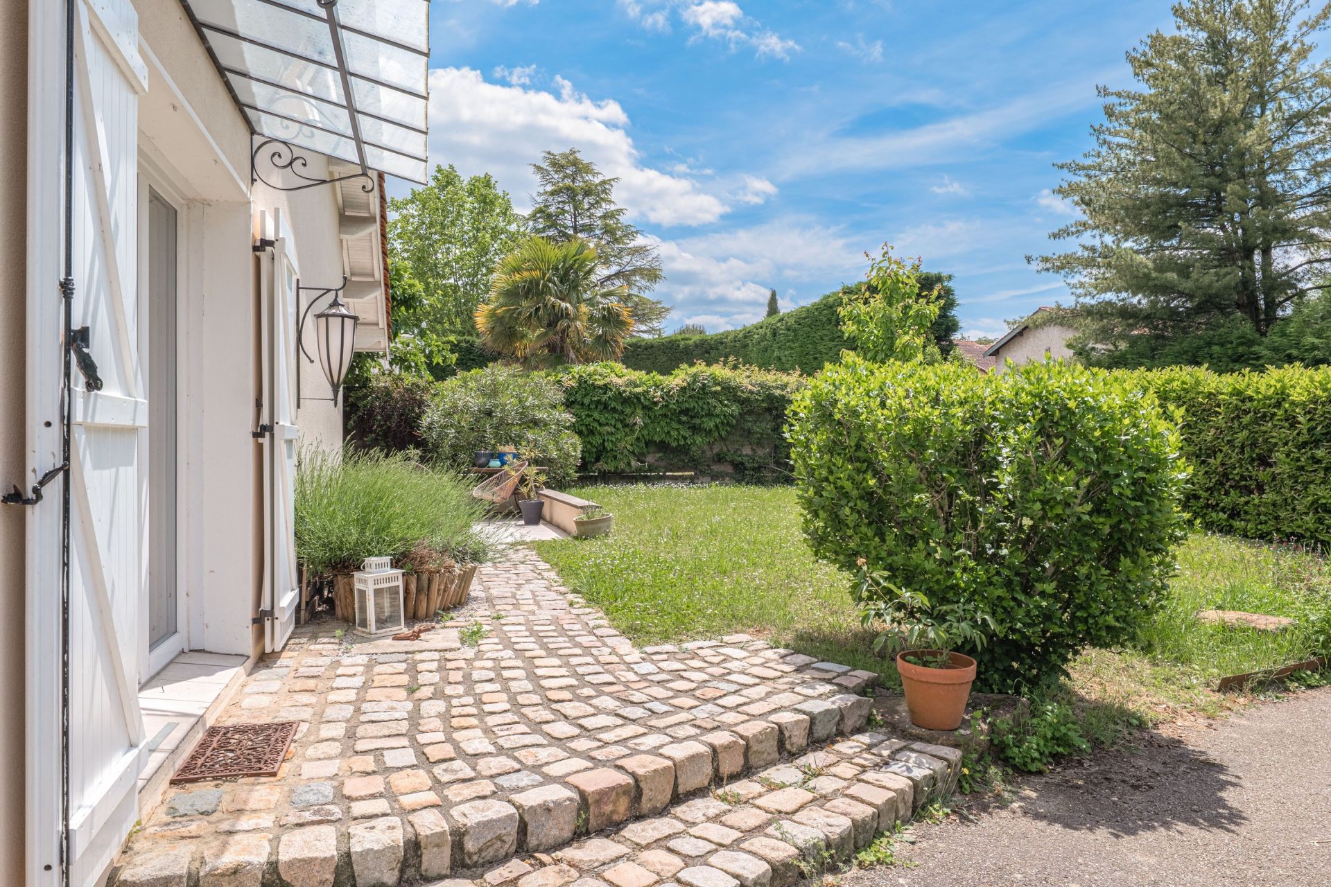 house 7 Rooms for sale on CHAMPAGNE AU MONT D OR (69410)