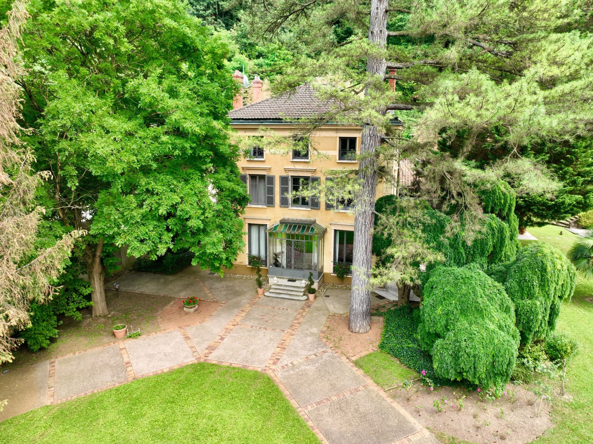 mansion 10 Rooms for sale on CALUIRE ET CUIRE (69300)