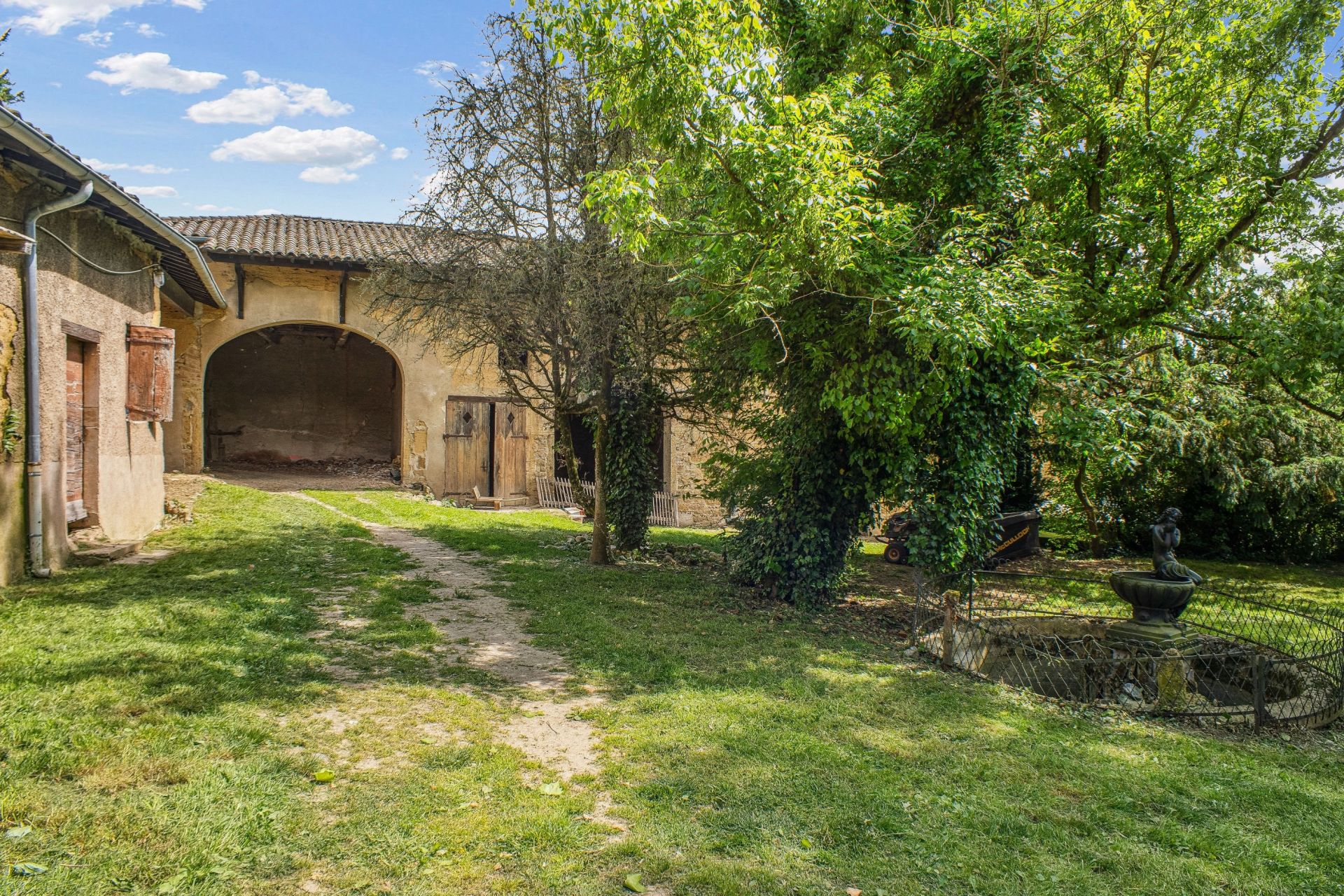 house 14 Rooms for sale on REYRIEUX (01600)