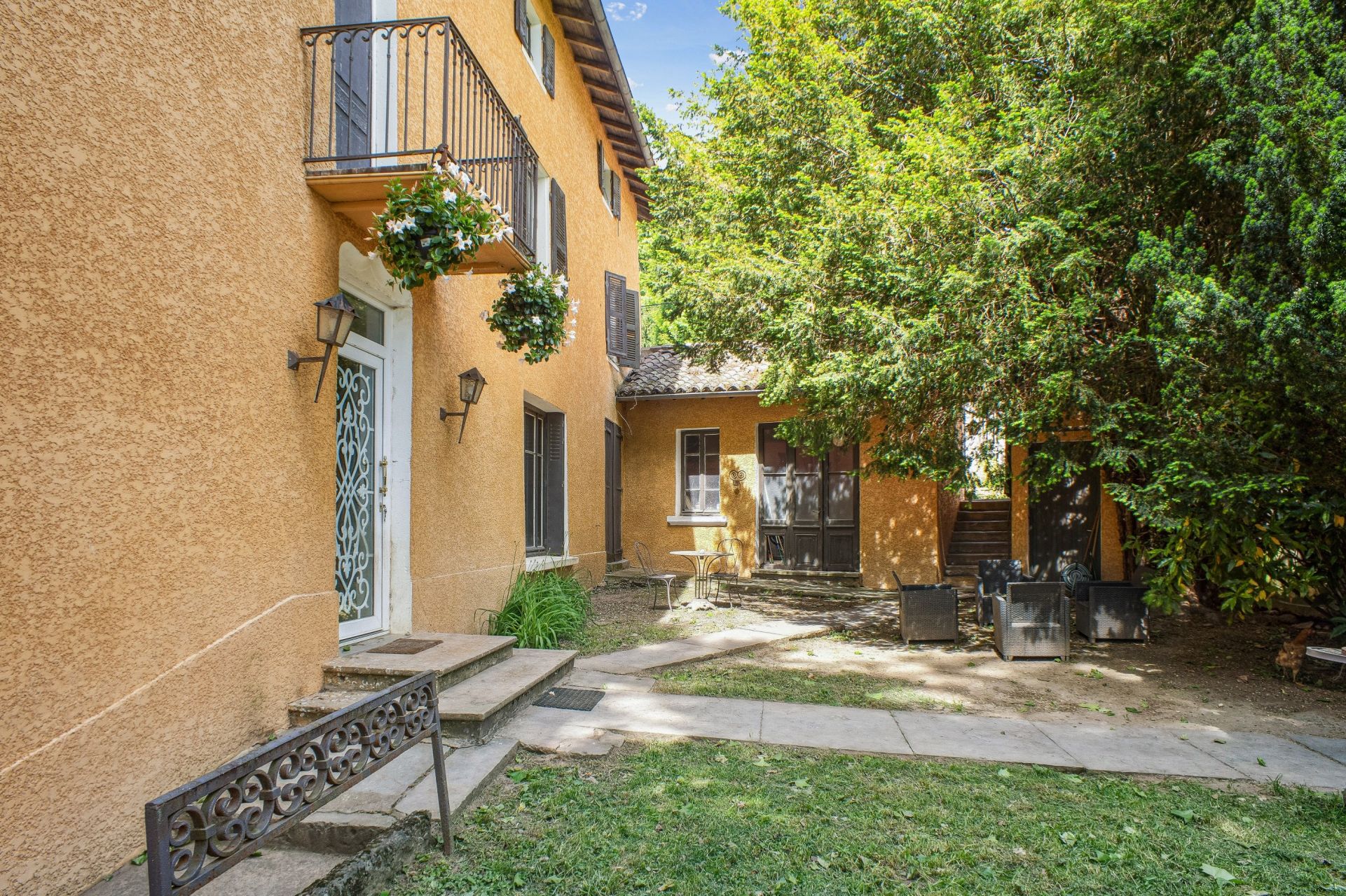 house 14 Rooms for sale on REYRIEUX (01600)