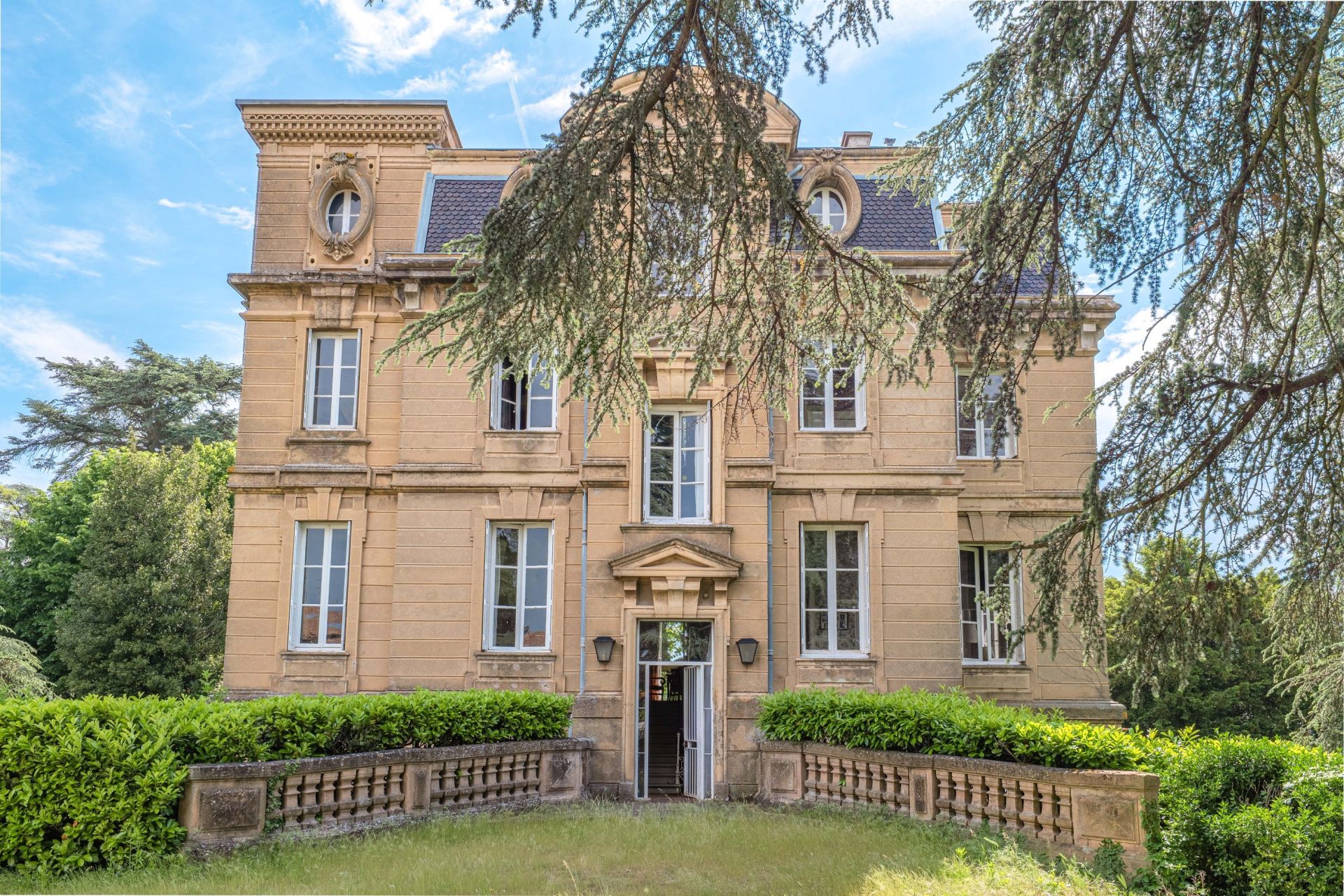 maison bourgeoise 10 Pièces en vente sur BRIGNAIS (69530)