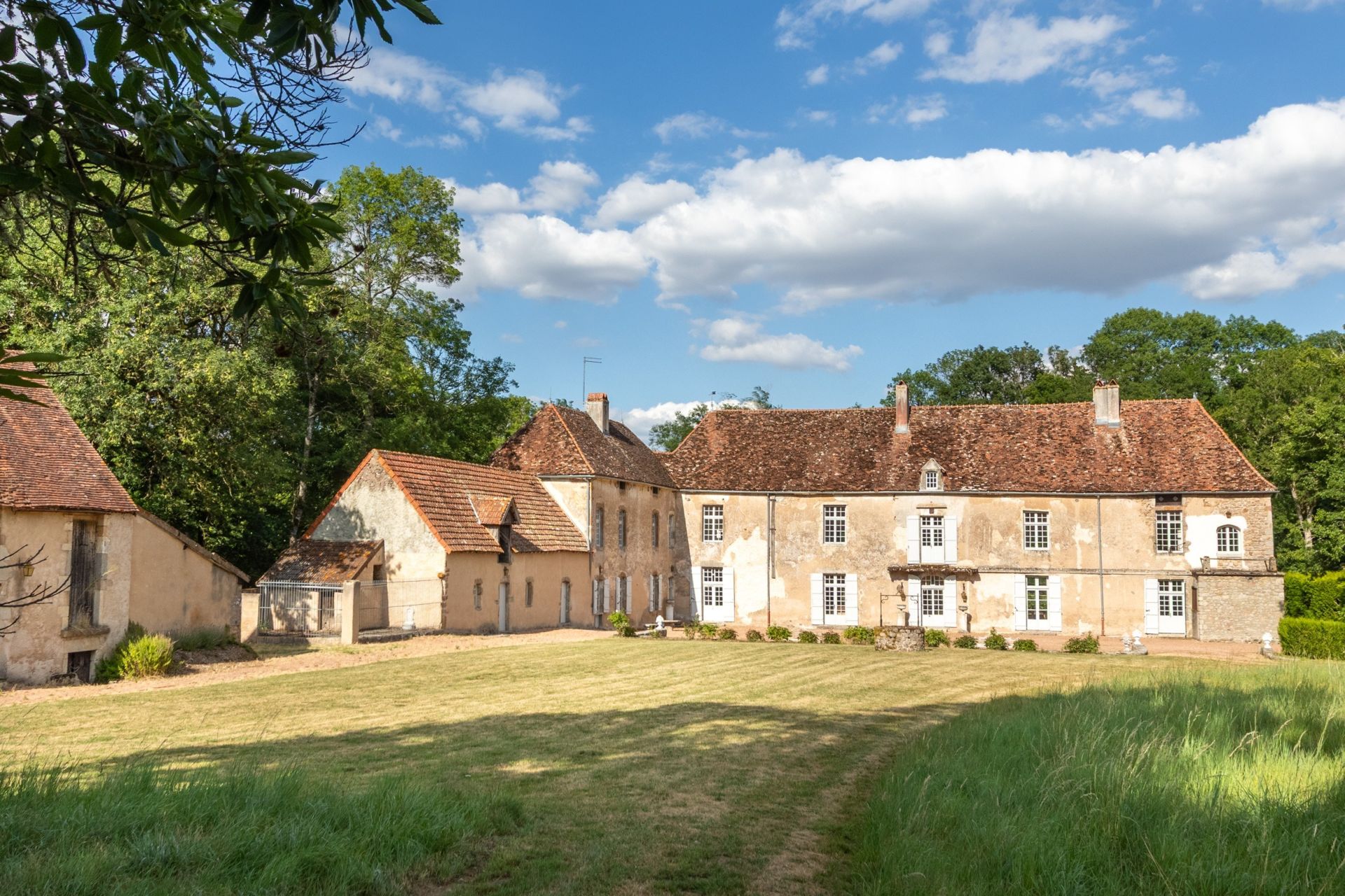castle 12 Rooms for sale on SAULIEU (21210)