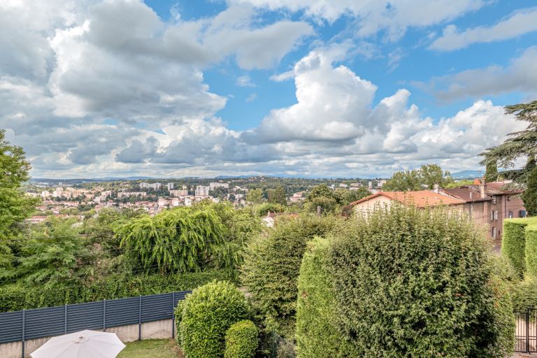 house 7 Rooms for sale on STE FOY LES LYON (69110)