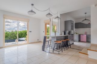 house 7 Rooms for sale on STE FOY LES LYON (69110)
