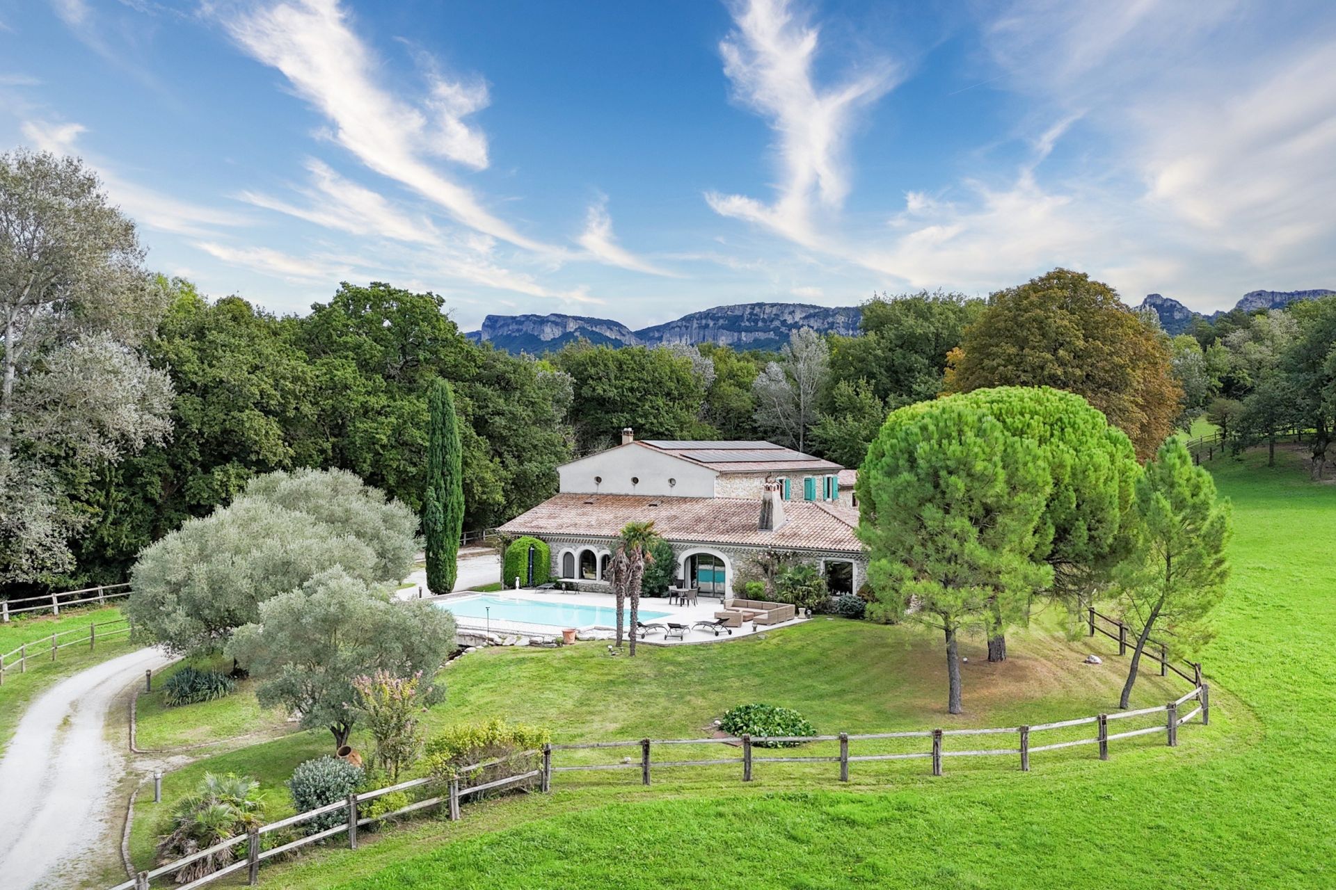 equestrian property 10 Rooms for sale on CHAROLS (26450)