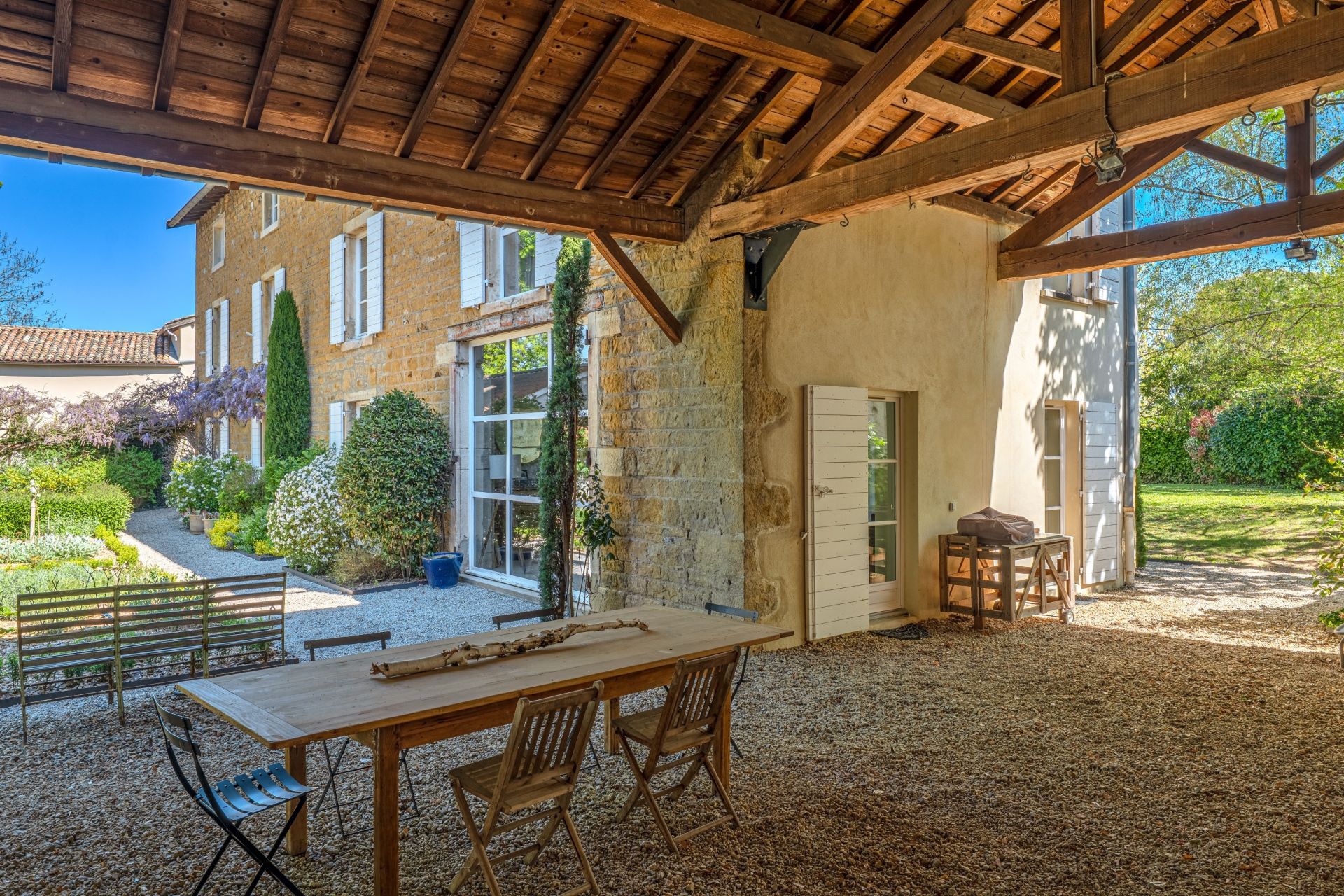 corps de ferme 9 Pièces en vente sur CHASSELAY (69380)