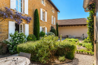 house 9 Rooms for sale on CHASSELAY (69380)