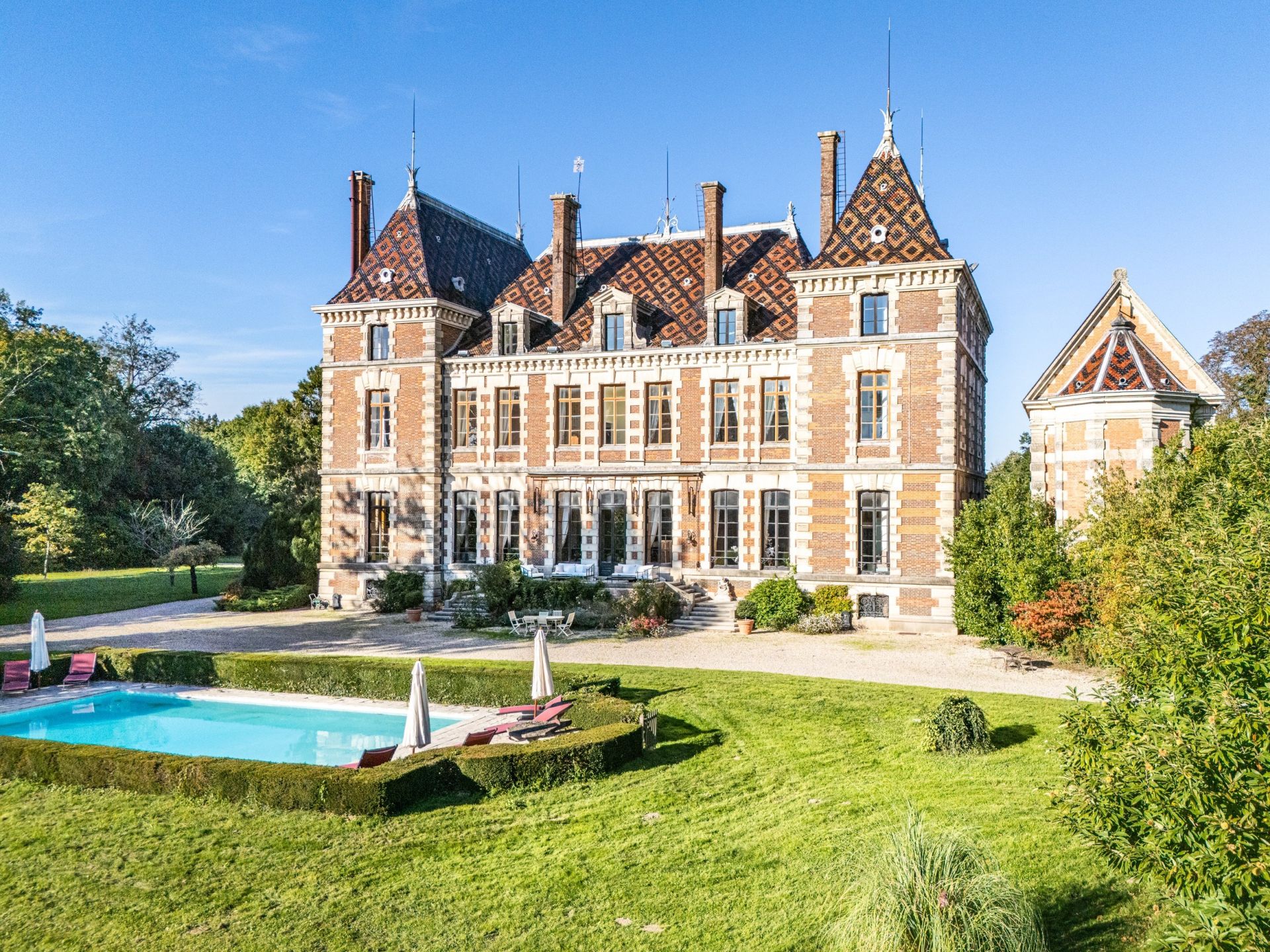 castle 22 Rooms for sale on NEUVILLE LES DAMES (01400)
