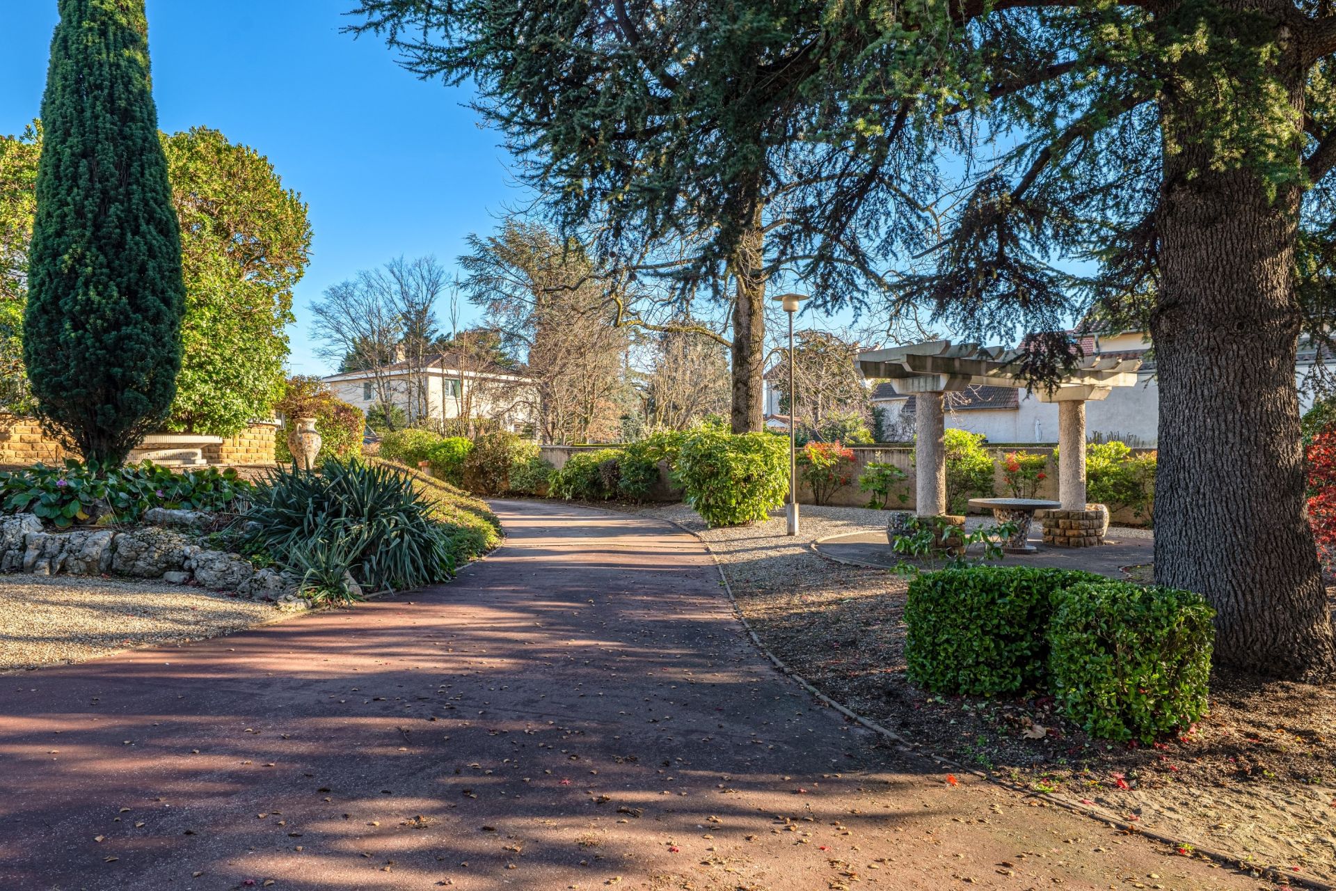 house 7 Rooms for sale on BRON (69500)