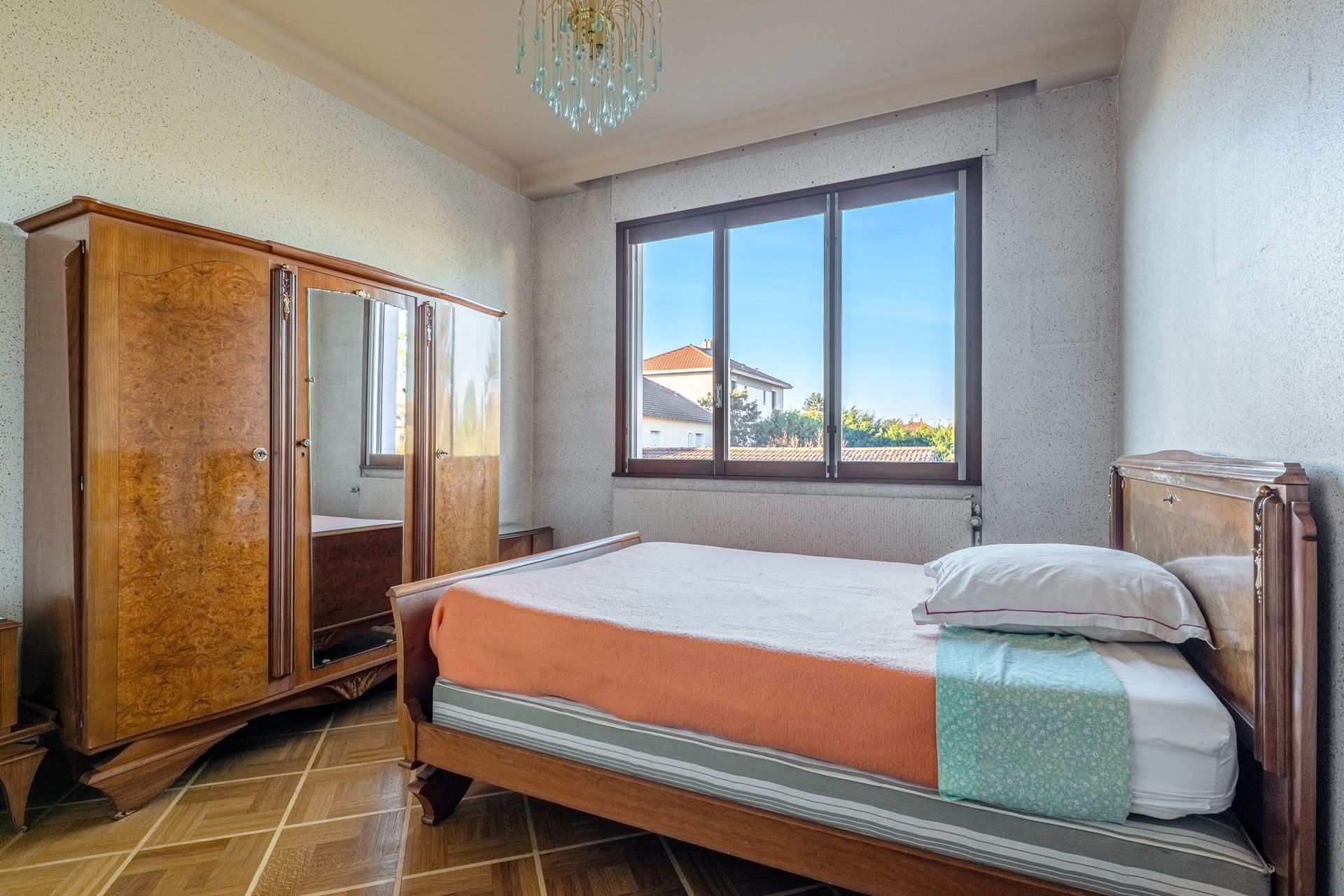 house 7 Rooms for sale on BRON (69500)