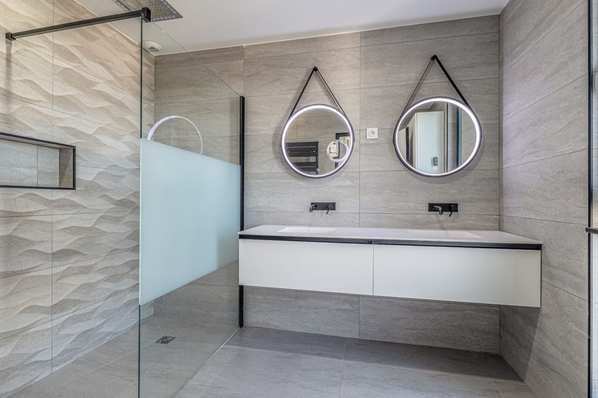 contemporary house 7 Rooms for sale on ALBIGNY SUR SAONE (69250)