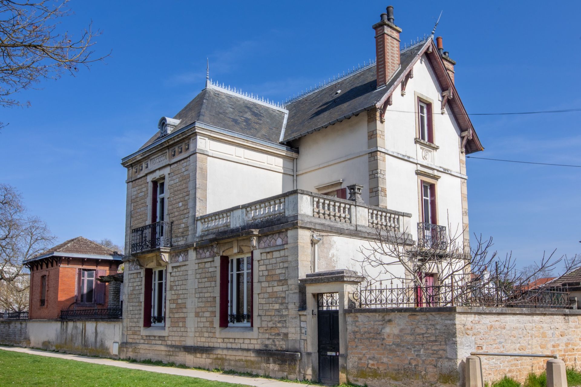 house 8 Rooms for sale on DIJON (21000)