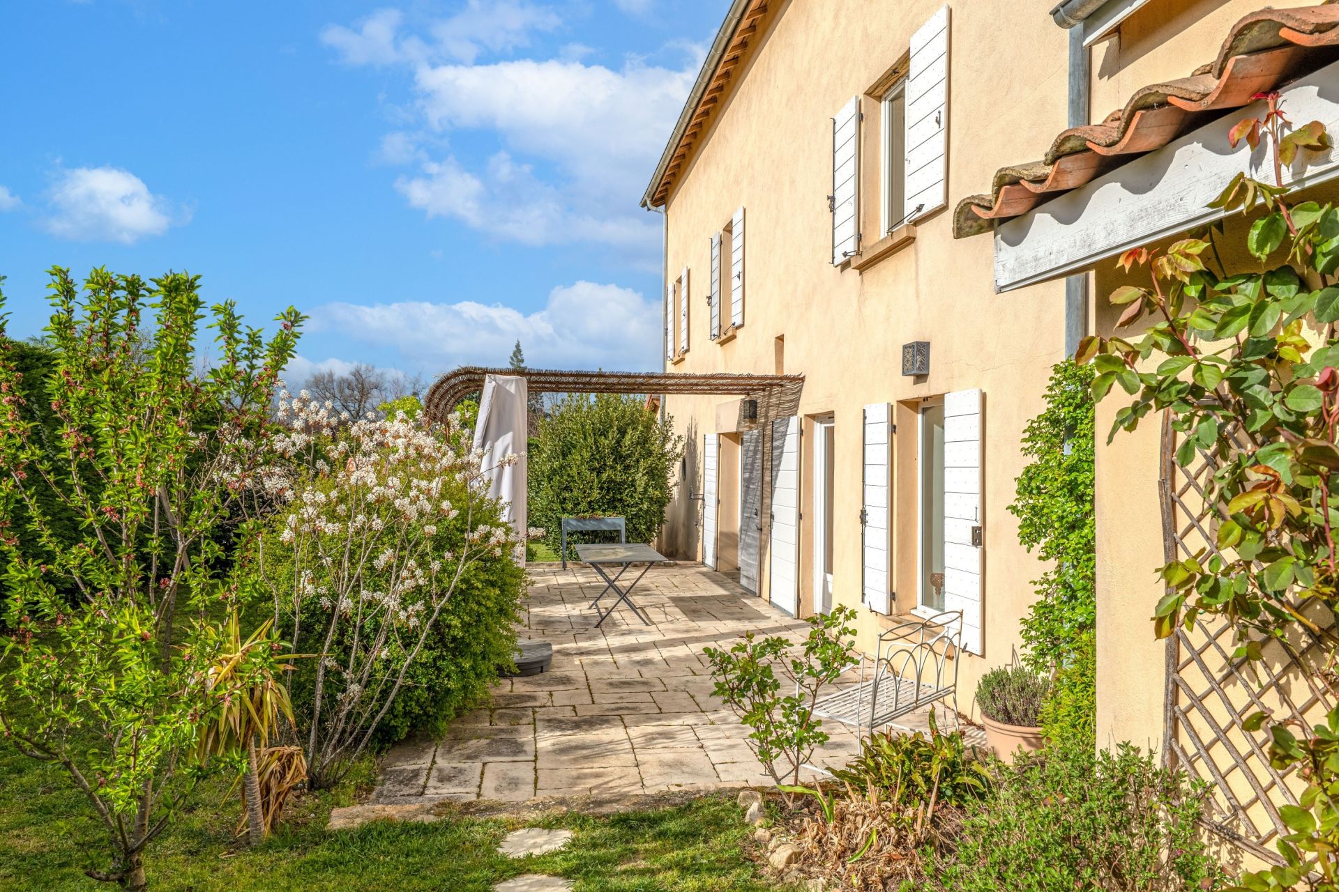 house 8 Rooms for sale on CRAPONNE (69290)