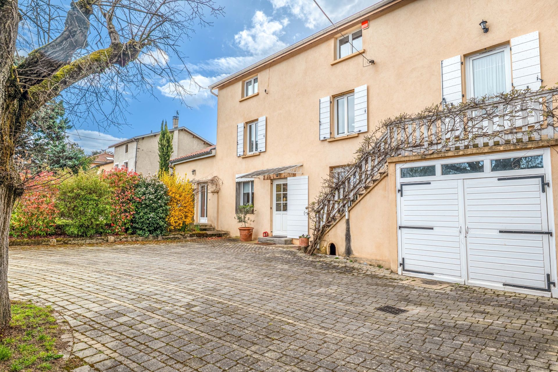 house 8 Rooms for sale on CRAPONNE (69290)