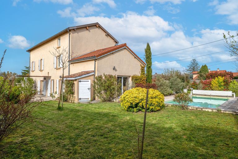 house 8 Rooms for sale on CRAPONNE (69290)