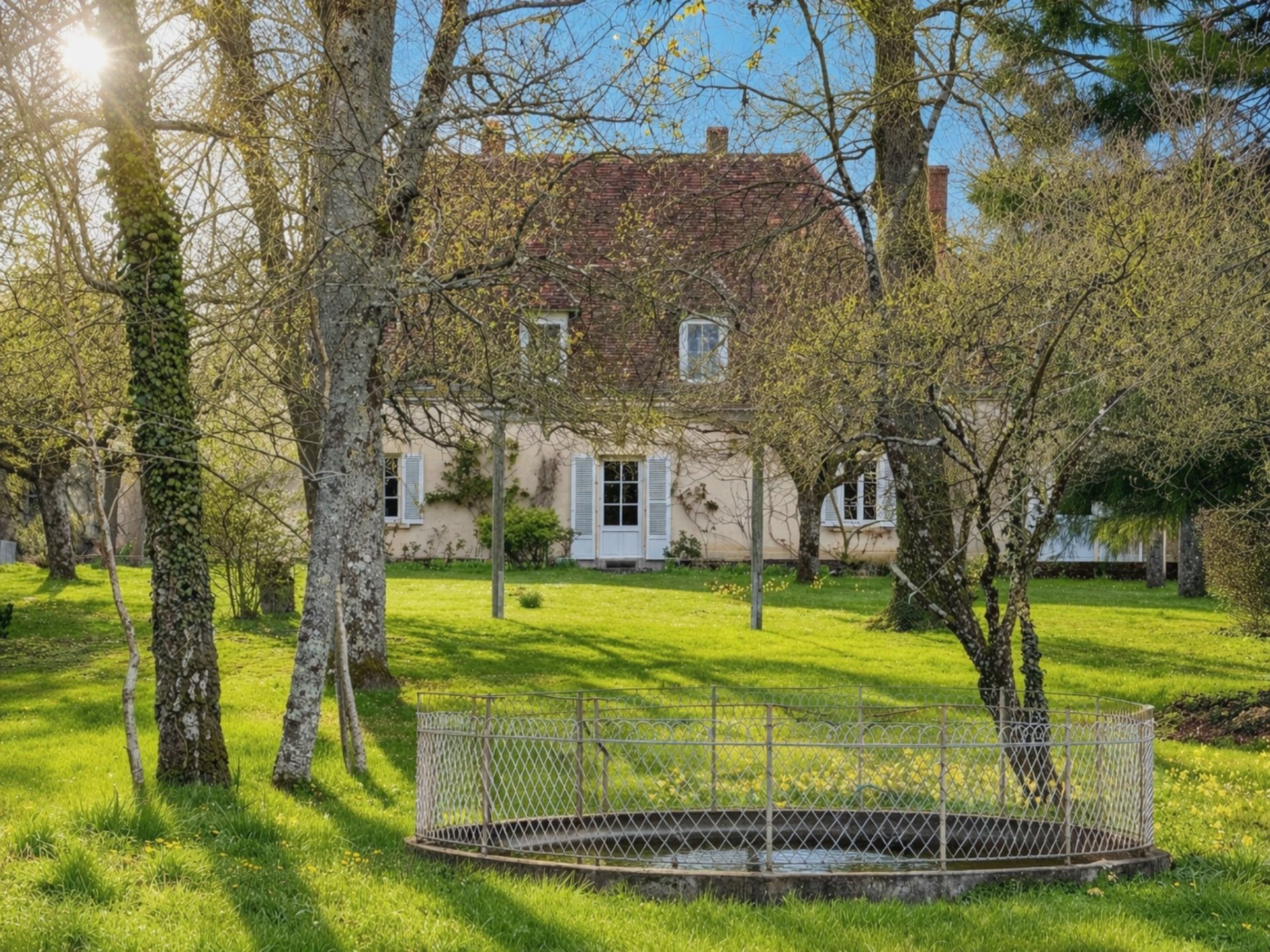 house 8 Rooms for sale on CHAROLLES (71120)