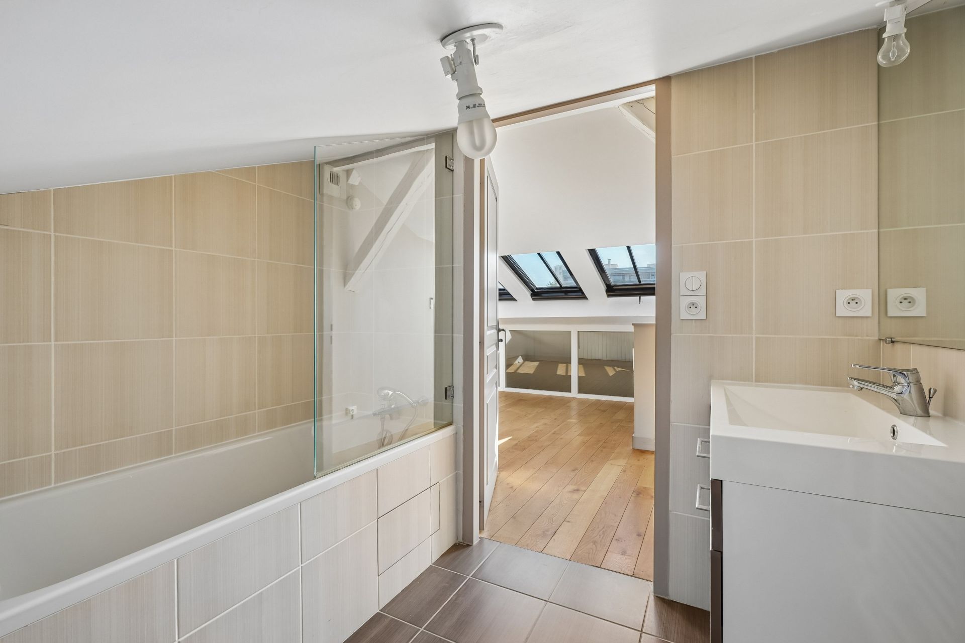 apartment 3 Rooms for sale on LYON (69004)