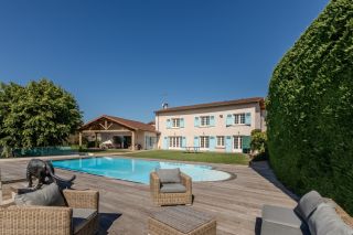 house 10 Rooms for sale on MEXIMIEUX (01800)