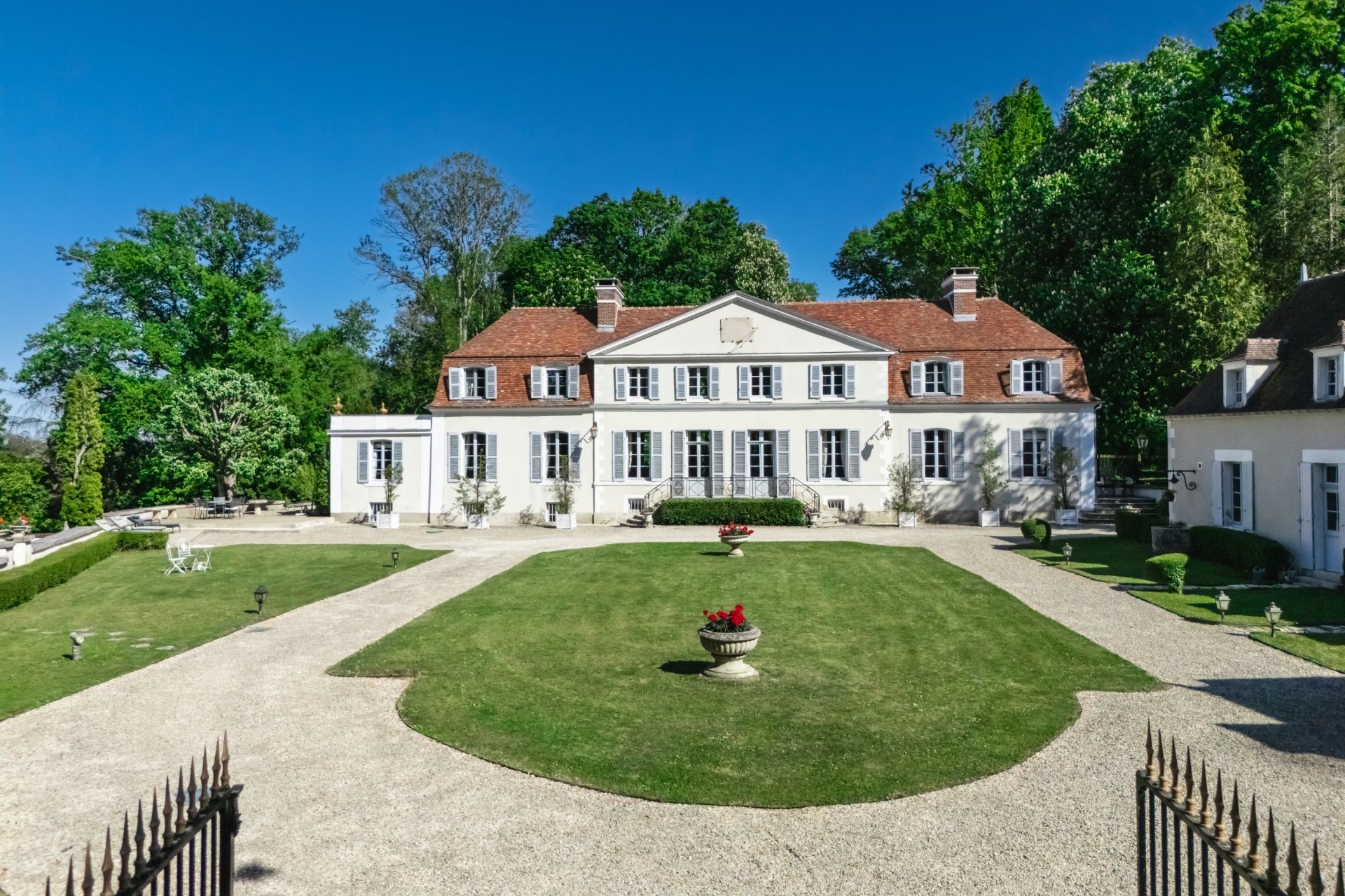 castle 20 Rooms for sale on CHABLIS (89800)