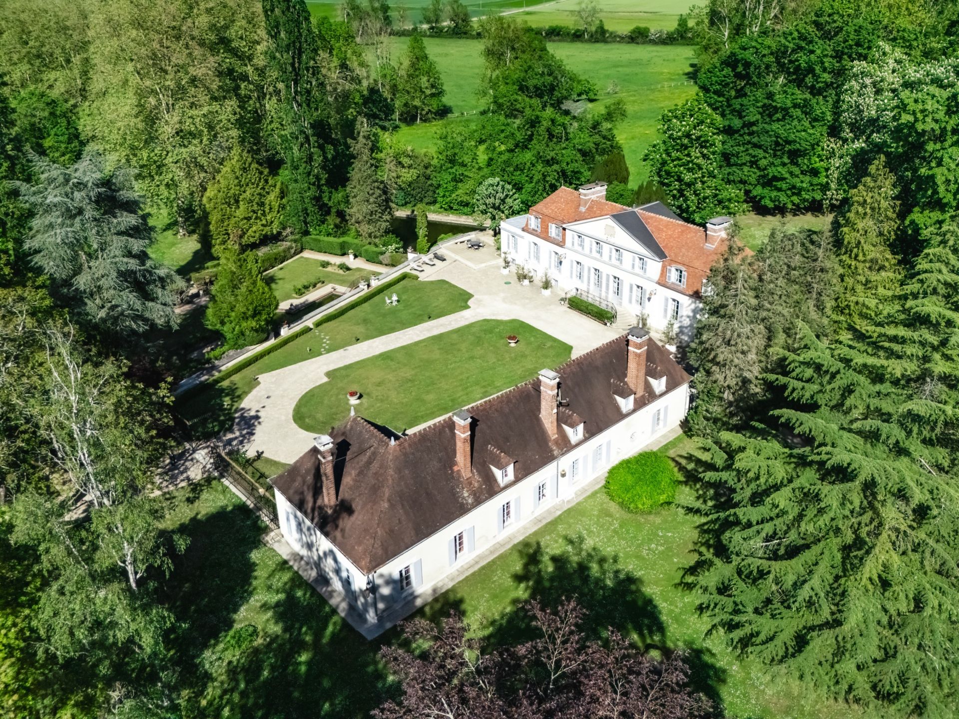 castle 20 Rooms for sale on CHABLIS (89800)