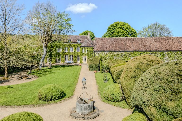 manoir 17 Pièces en vente sur VEZELAY (89450)