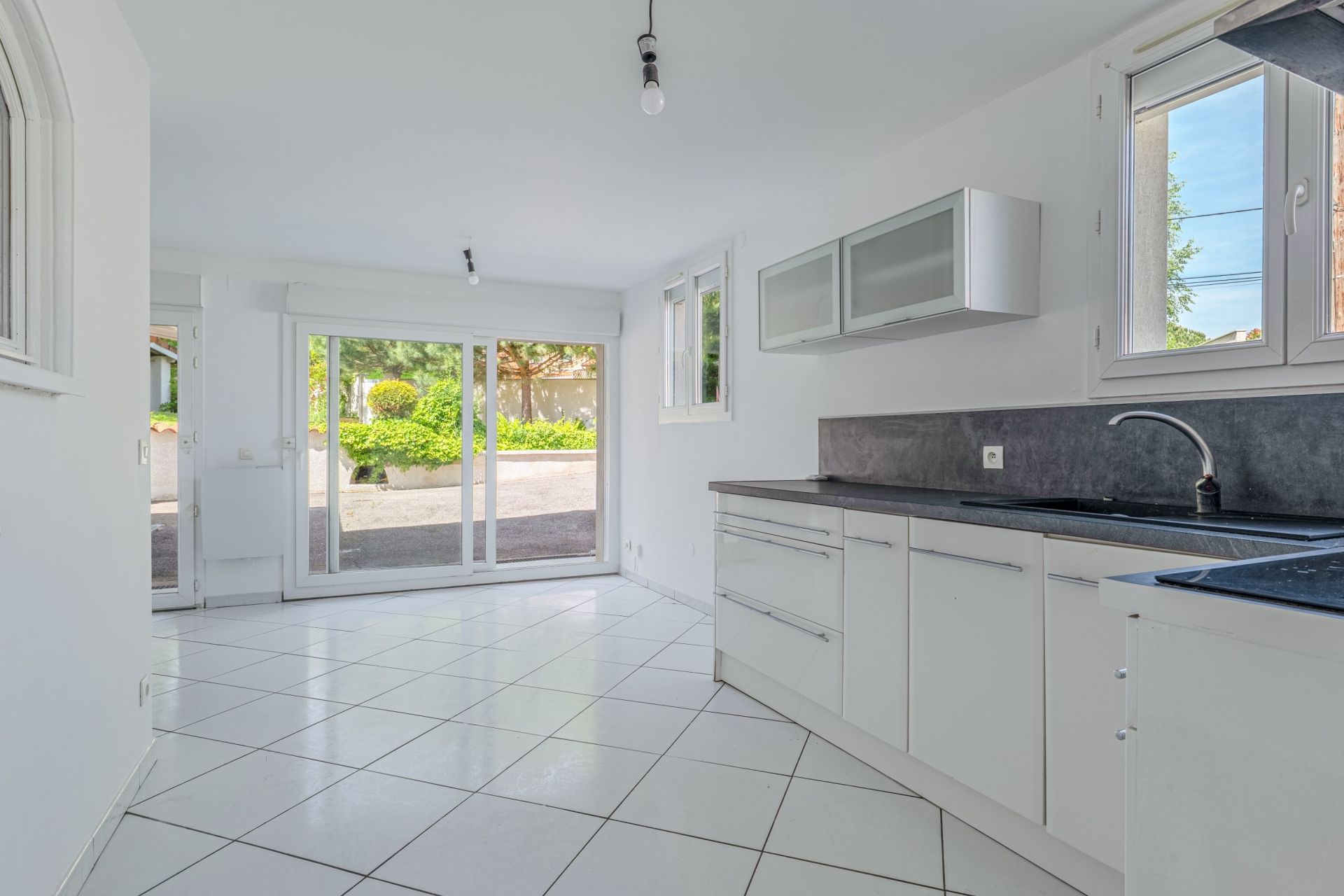 villa 6 Rooms for sale on CAILLOUX SUR FONTAINES (69270)