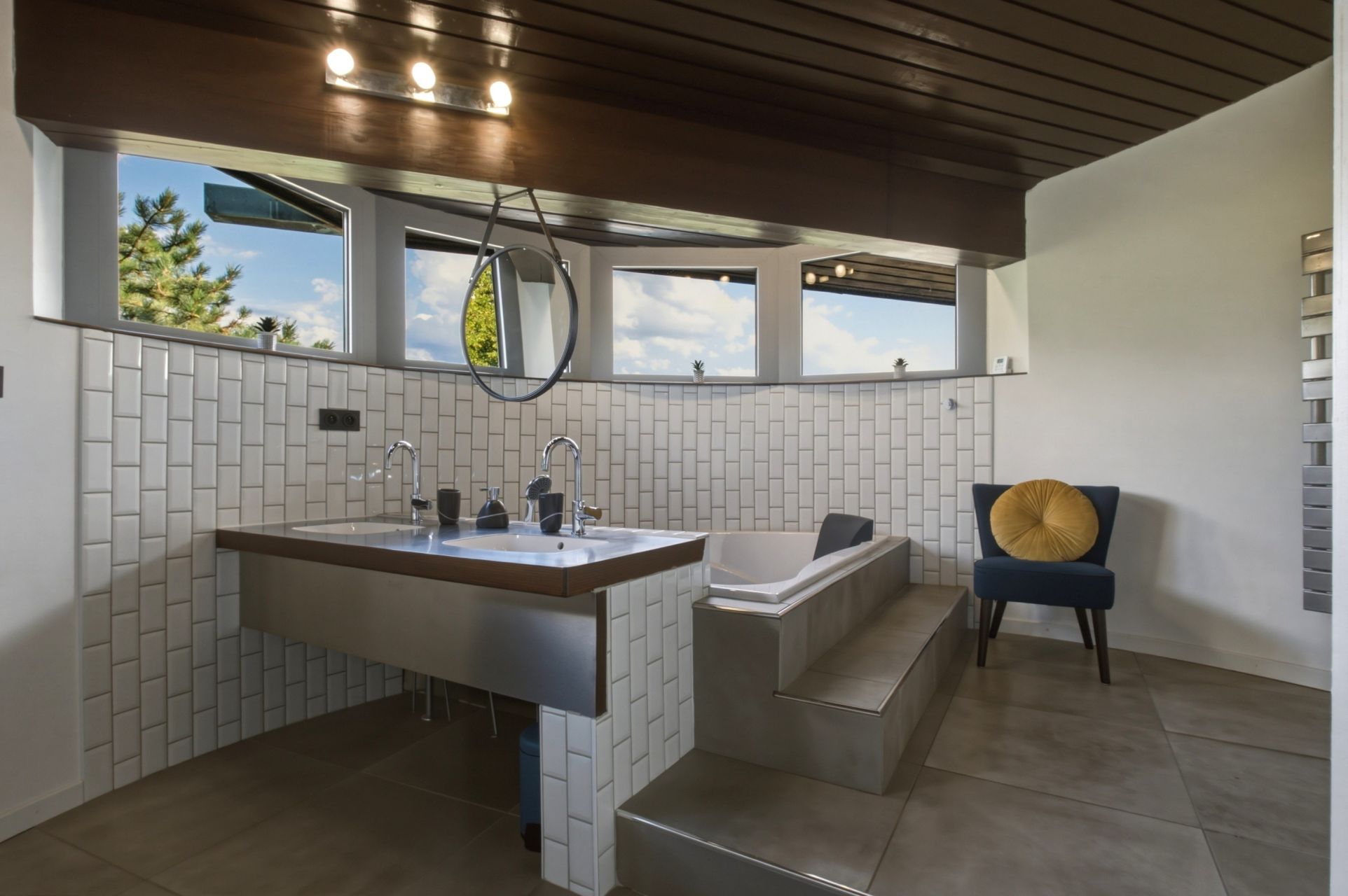 house 10 Rooms for sale on ST JEAN DE MOIRANS (38430)
