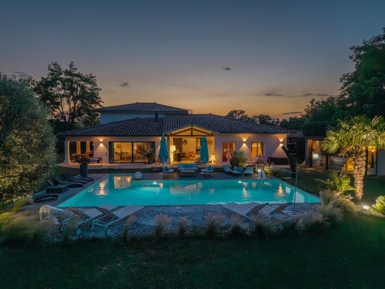 maison d'architecte 7 Pièces en vente sur SATHONAY VILLAGE (69580)