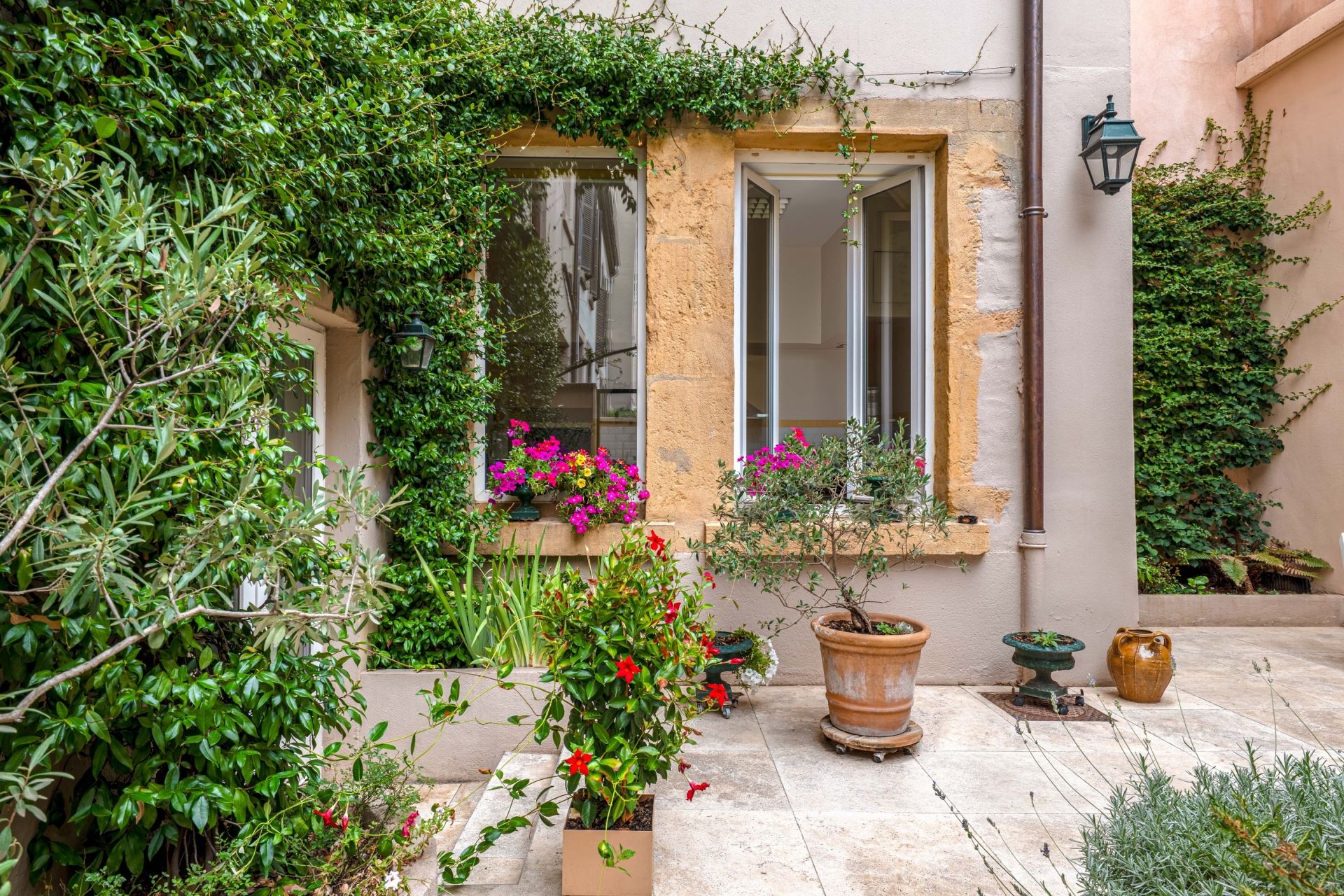 loft 8 Rooms for sale on LYON (69006)