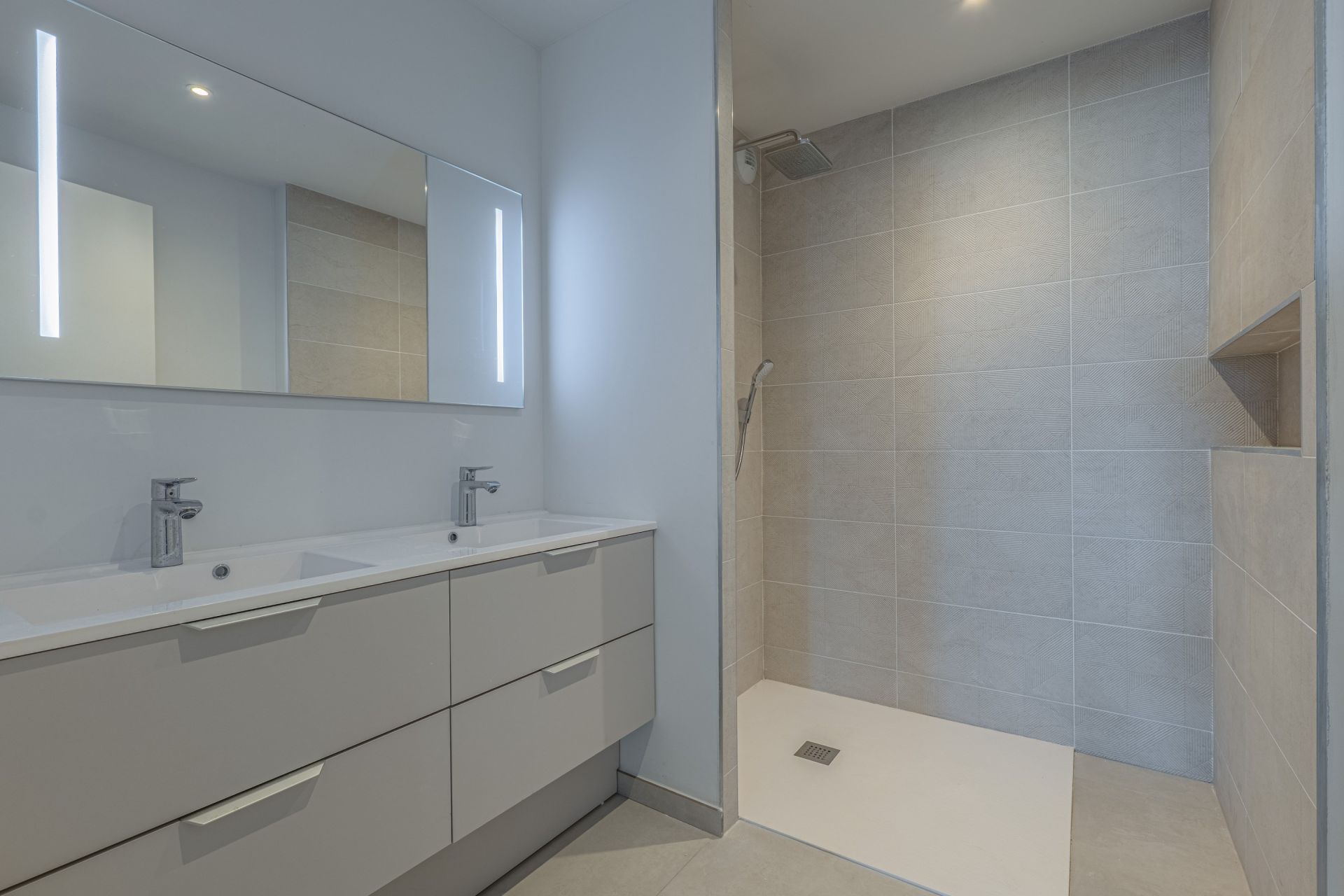 apartment 3 Rooms for sale on ST DIDIER AU MONT D OR (69370)