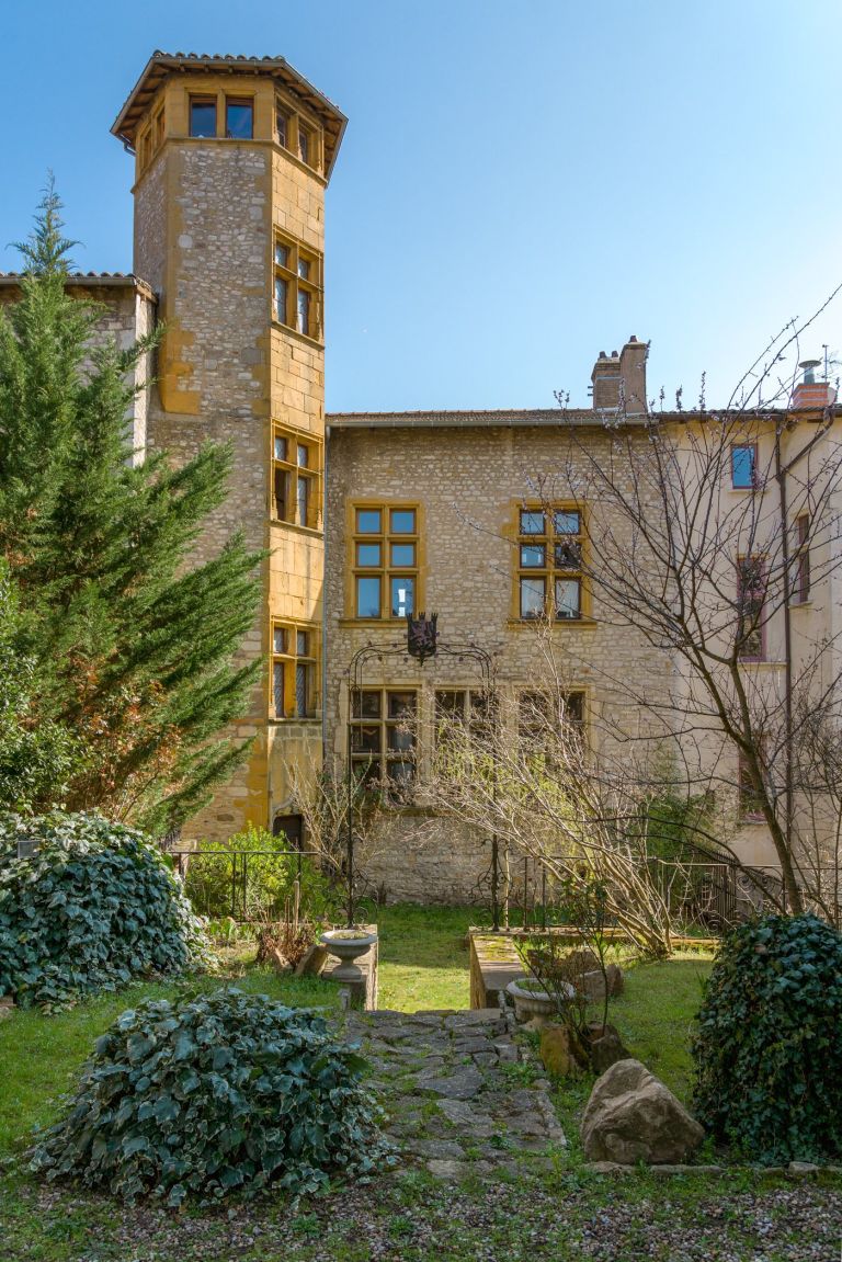 château 10 Pièces en vente sur CHAZAY D AZERGUES (69380)
