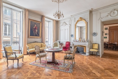 Cheminées anciennes dans les appartements de réception lyonnais : héritage, élégance et art de vivre