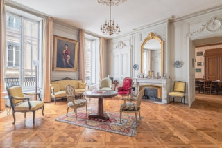 Cheminées anciennes dans les appartements de réception lyonnais : héritage, élégance et art de vivre