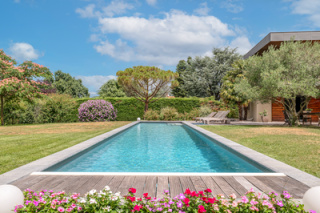 Maisons avec piscine dans l’Ouest lyonnais et le Val de Saône : des propriétés où l’art de vivre prend tout son sens